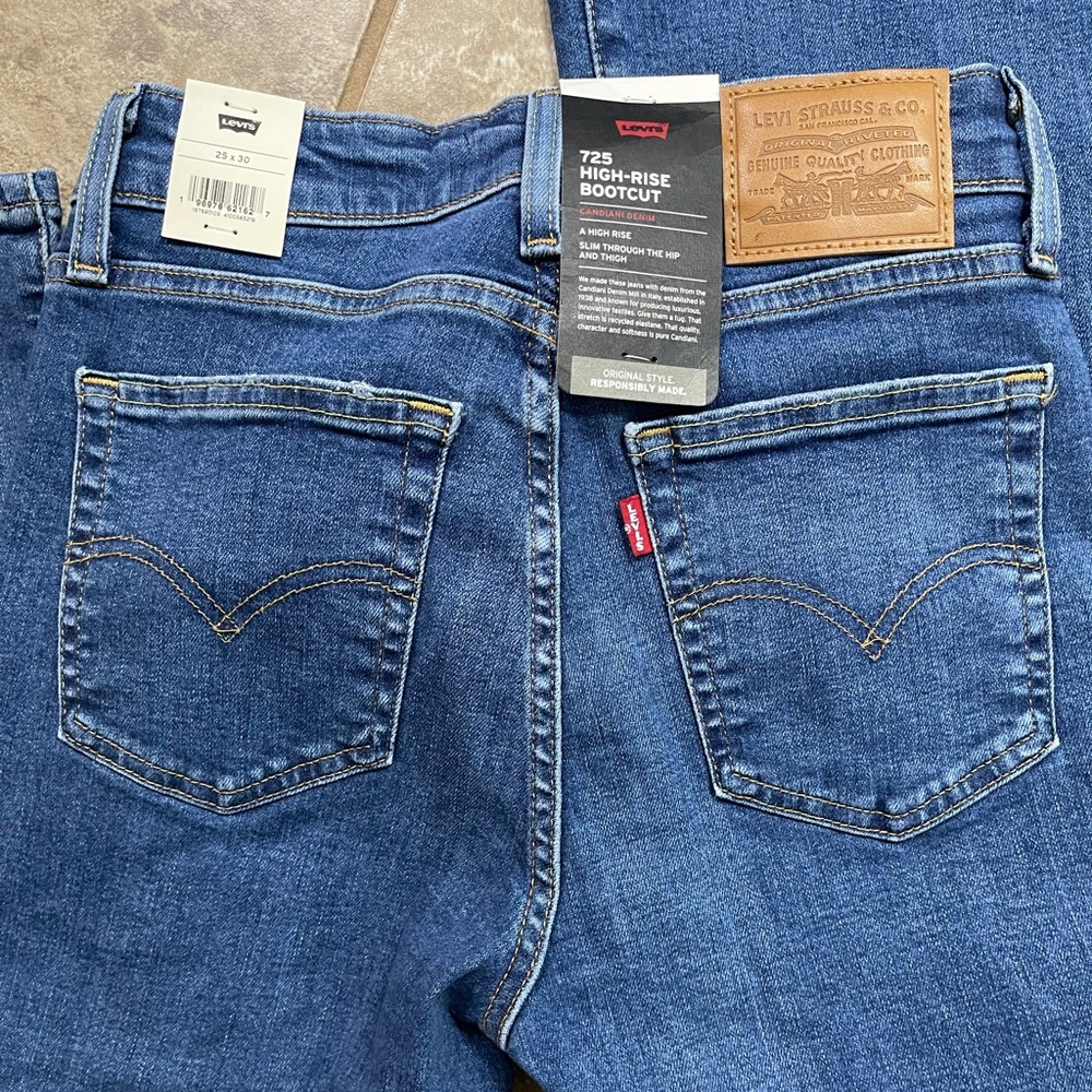NWT Levi’s 725 High-Rise Bootcut Jeans